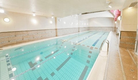 池袋と横浜に大型自社プールを完備